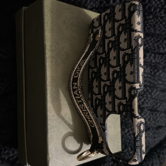 Adorable stylish iPhone 15 pro max case w/handle kickstand - Picture 3 of 7